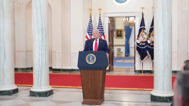 
                    Trump confirma que piloto americano foi resgatado no Irã: 'Ficará bem'
                