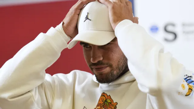 
                    Carlos Alcaraz desiste do Roland Garros devido a lesão no pulso
                