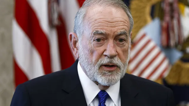 
                    Embaixador americano condena 