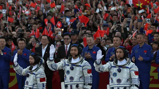 
                    China lança missão Shenzhou-23; astronauta ficará um ano no Espaço
                