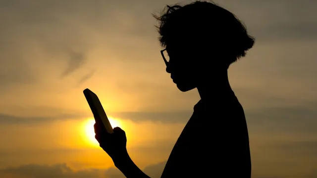 Dona do Facebook recebe multa de 492 milhões por danos causados a jovens