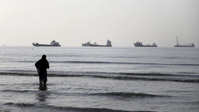 
                    EUA impediram passagem de 139 navios por Ormuz desde início do bloqueio
                