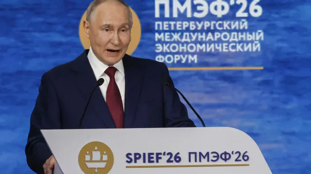 
                    Putin minimiza dificuldades econômicas da Rússia e insiste na soberania
                