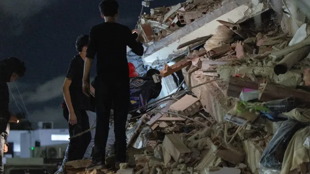 Terremoto de 7,5 derruba prédios em Caracas; há 32 mortes já confirmadas