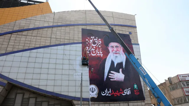 
                    Funeral de Khamenei começa hoje em Teerã e prolonga-se por seis dias
                
