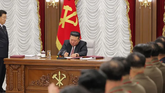 
                    Líder da Coreia do Norte elogia 