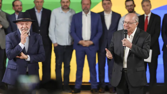 
                    Alckmin é oficializado candidato a vice de Lula para eleições de outubro
                