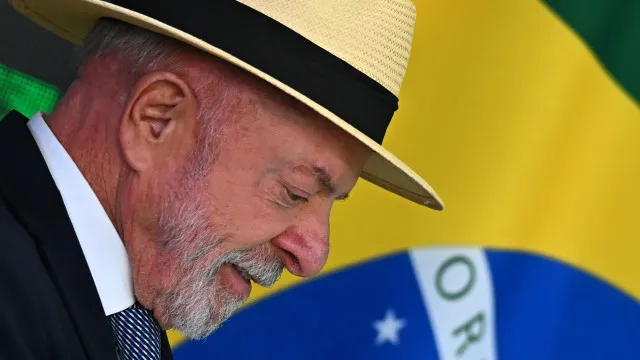 
                    Lula diz que 