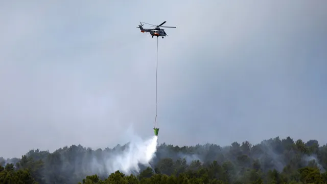 
                    Incêndios na Espanha e França levam à retirada de mais de 160.000 pessoas
                