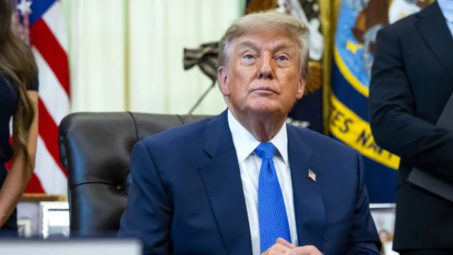 
                    Trump ameaça bombardear Omã se país 'atrapalhar' acordo em Ormuz
                