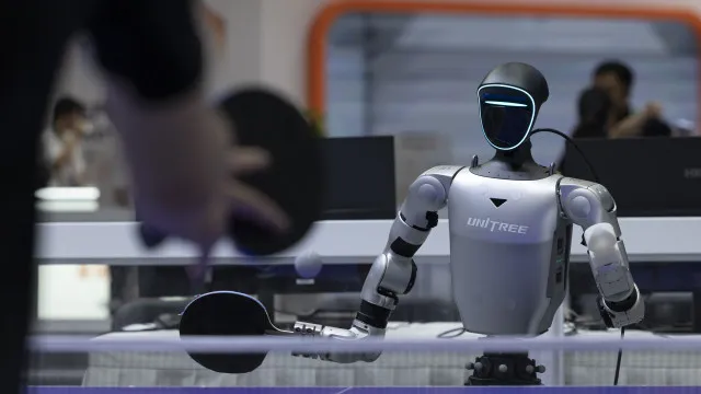 
                    Robôs humanoides podem viver 'momento ChatGPT' em até 10 anos, diz CEO
                
