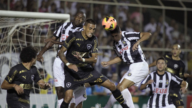 Rodrigo Souto celebra concorrência por vaga no Botafogo