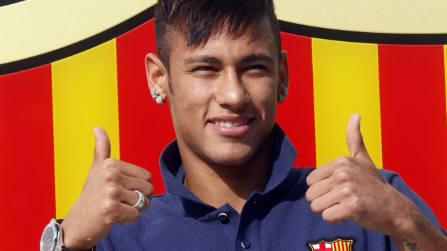 Neymar serve de modelo para 3º uniforme do Barça