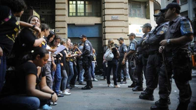 Professores protestam em frente à prefeitura do Rio