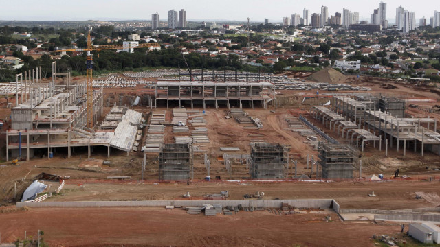 Manifestantes atrapalham visita da Fifa à Arena Pantanal