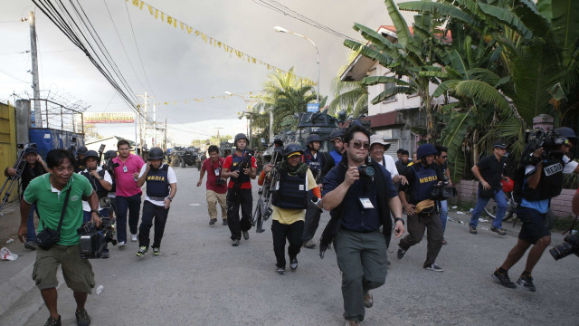 Segurança falha e 40 repórteres entram em presídio