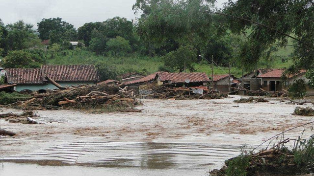 Transbordamento de rios deixa regiões da capital paulista em alerta