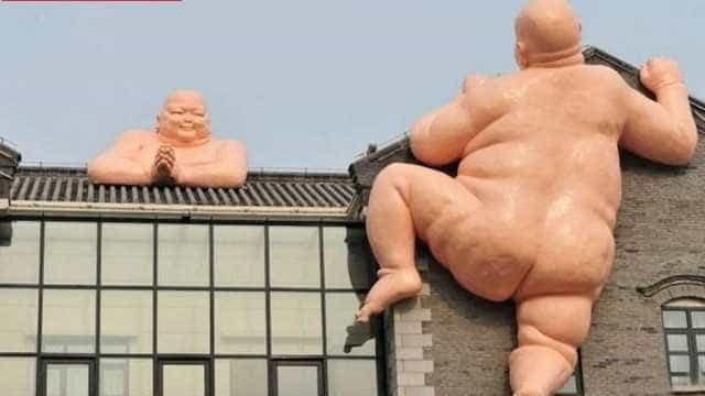 Escultura de bebê buda pelado causa polêmica na China