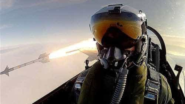 Piloto dinamarquês faz 'Selfie' lançando um míssil