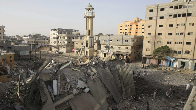 Ataques israelenses matam 13 palestinos