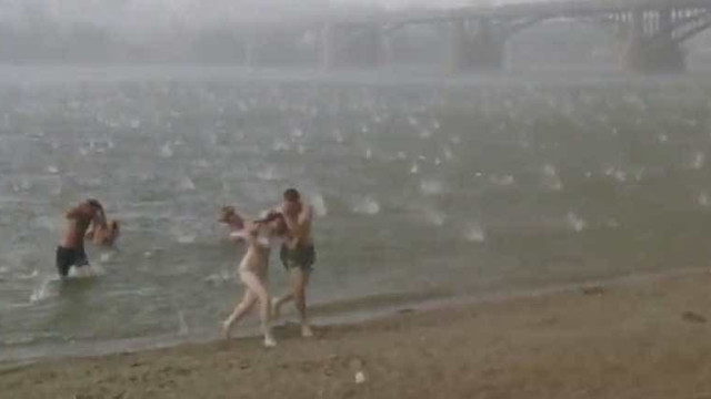 Chuva de granizo surpreende pessoas na praia (vídeo)
