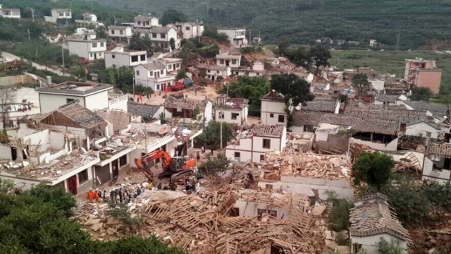 Equipes procuram sobreviventes de terremoto na China
