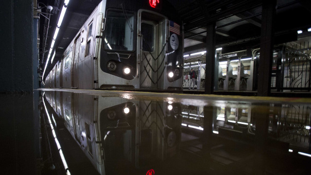 Mulher perde os pés ao ser empurrada pelo namorado para linha do metrô