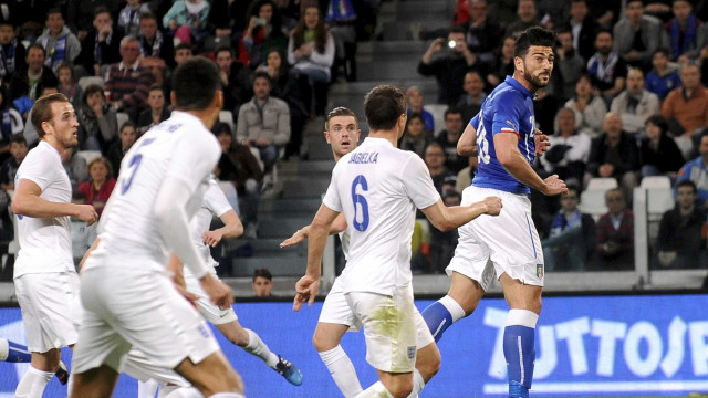 Itália e Inglaterra empatam por 1 a 1 em amistoso morno