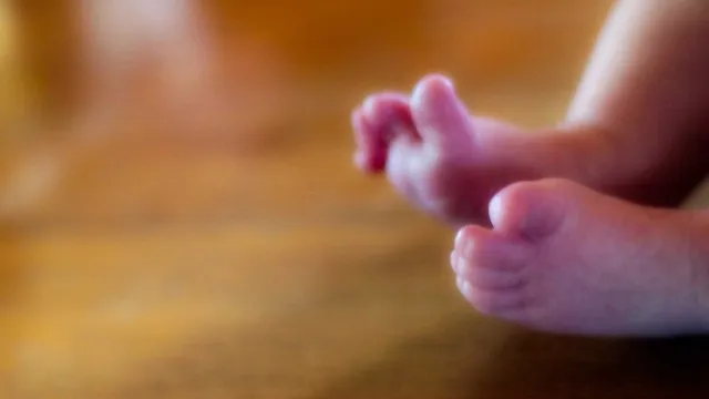 Um bebê de 11 meses foi encontrado morto após s