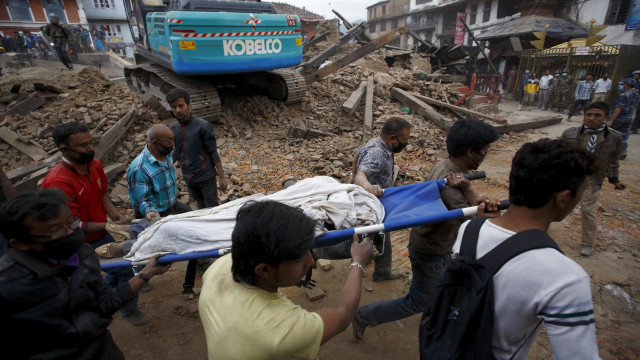 Número de mortos por terremoto já passam de 4 mil