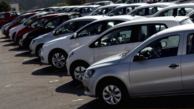 Após 27 meses, venda de carros cai no País
