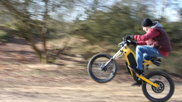 Bicicleta elétrica australiana cruza 'downhill' e 'motocross'