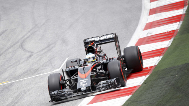 Alonso comenta acidente com Raikkonen: 'Por sorte, estamos bem'
