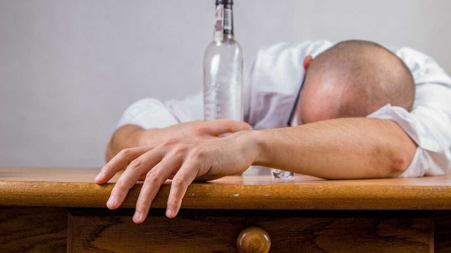 Ciência explica porque queremos beber após um dia estressante 
