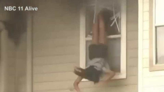 Vídeo mostra mulheres pulando de edifício em chamas