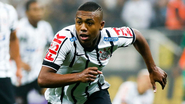 Defesa de jogador do Corinthians nega compra de habilitação