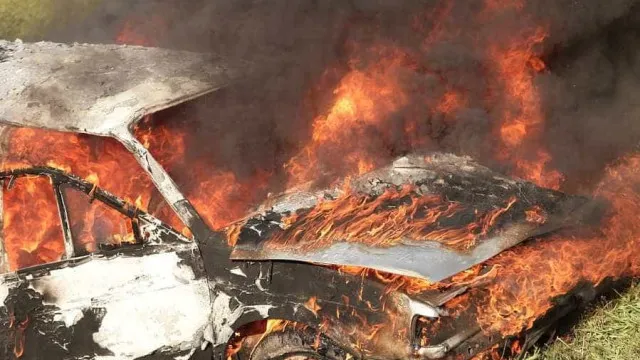 
                    Carro bate em poste e pega fogo, matando dois adolescentes nos EUA
                