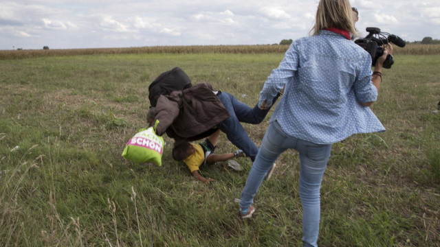 Jornalista que deu rasteira em imigrantes é absolvida na Hungria