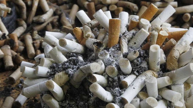 Bitucas de cigarro somam maior lixo de praias brasileiras, diz estudo