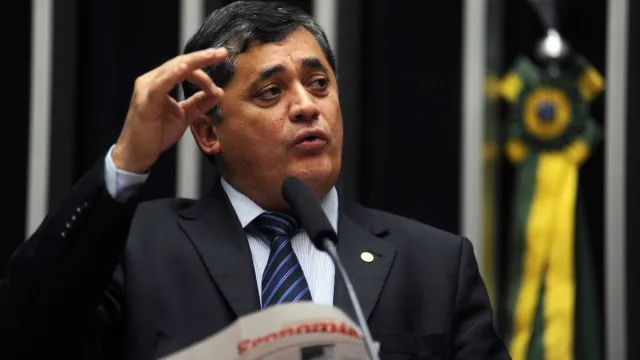 
                    José Guimarães vai buscar aproximar Lula do centrão e deve ser contraponto a Boulos no Planalto
                