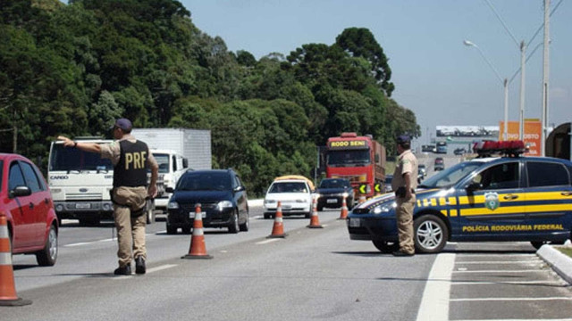 Policiais rodoviários são presos no PR após pedir propina, diz MPF