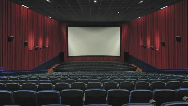 
                    Cinemas ampliam uso de filmes mais curtos e antigos para alcançar a Cota de Tela
                