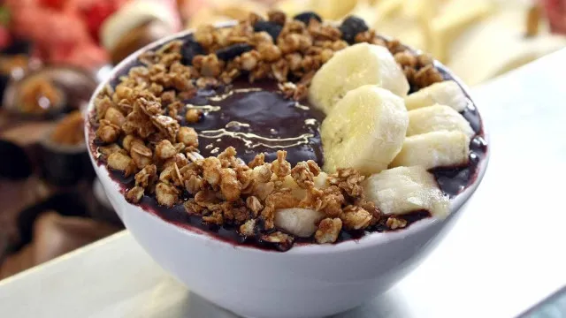 
                    Ambulante cobra R$ 700 de turistas por dois açaís e acaba preso no RJ
                