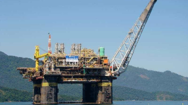 Petrobras informa vazamento de óleo residual na Bacia de Campos