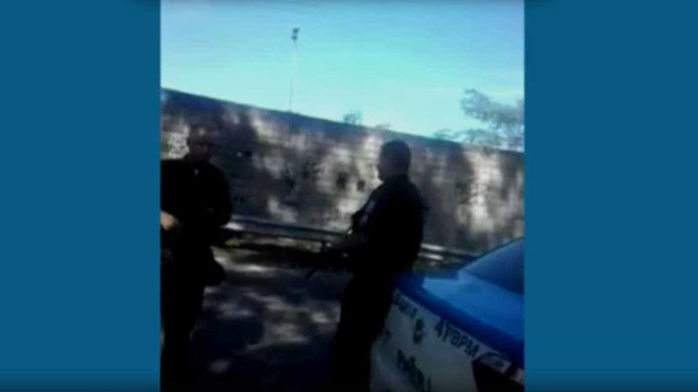 Vídeo mostra policiais militares aceitando propina em blitz no RJ