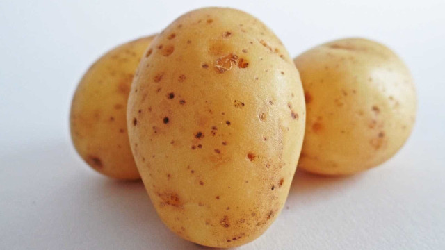 Como assar batatas perfeitas no forno