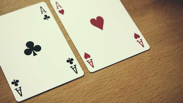 Morre de Covid-19 após amigo esconder infecção para jogar cartas