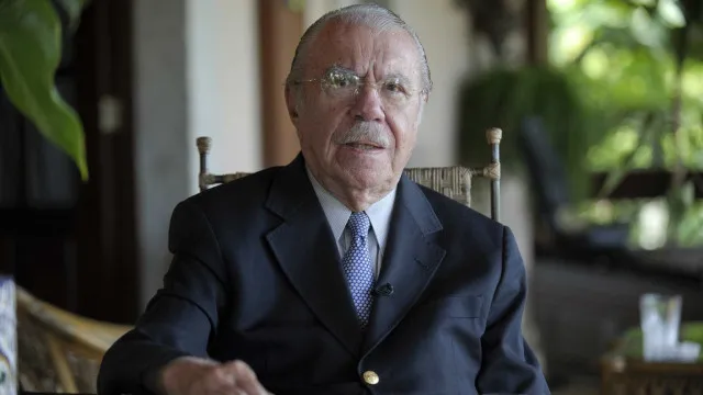 Ex-presidente José Sarney segue internado em hospital de São Paulo