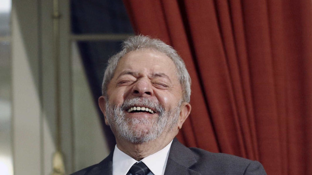 Flávio Bolsonaro faz enquete sobre eleições de 2018 e Lula lidera