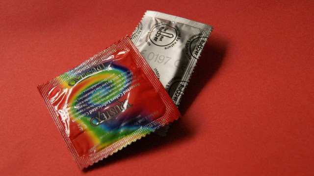 Anvisa suspende lotes de preservativos por falha em testes de estouro